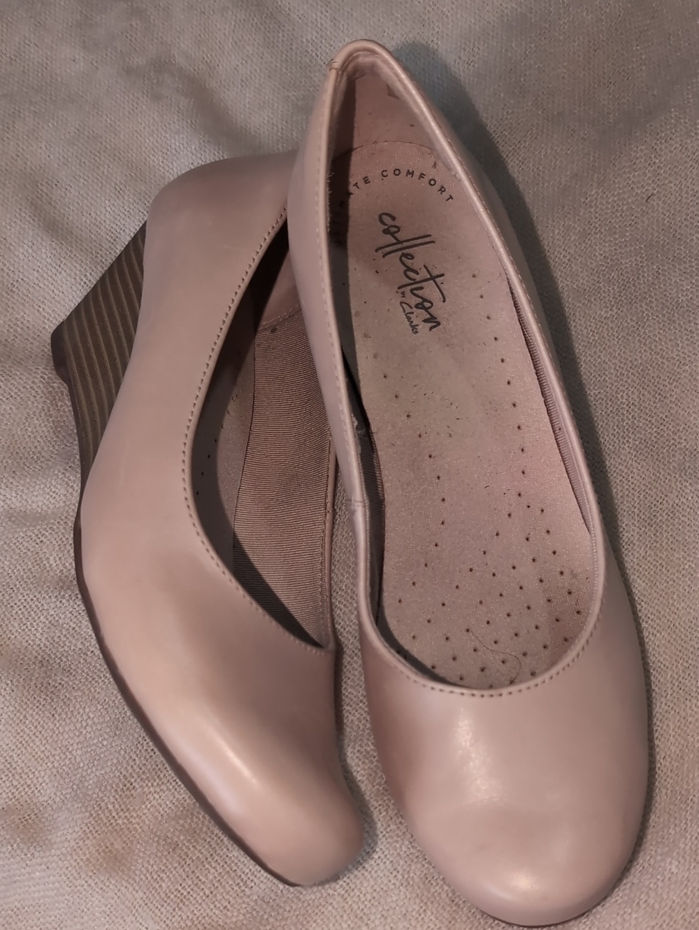 Clarks Nude/pink leather wedge pumps